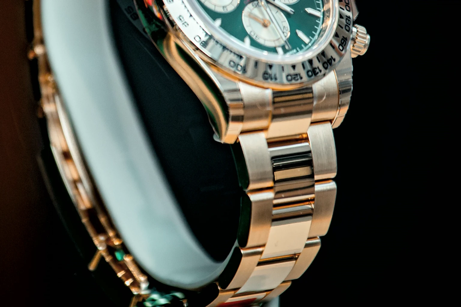 The yellow gold Oyster bracelet and case flank of the Daytona seen from the side