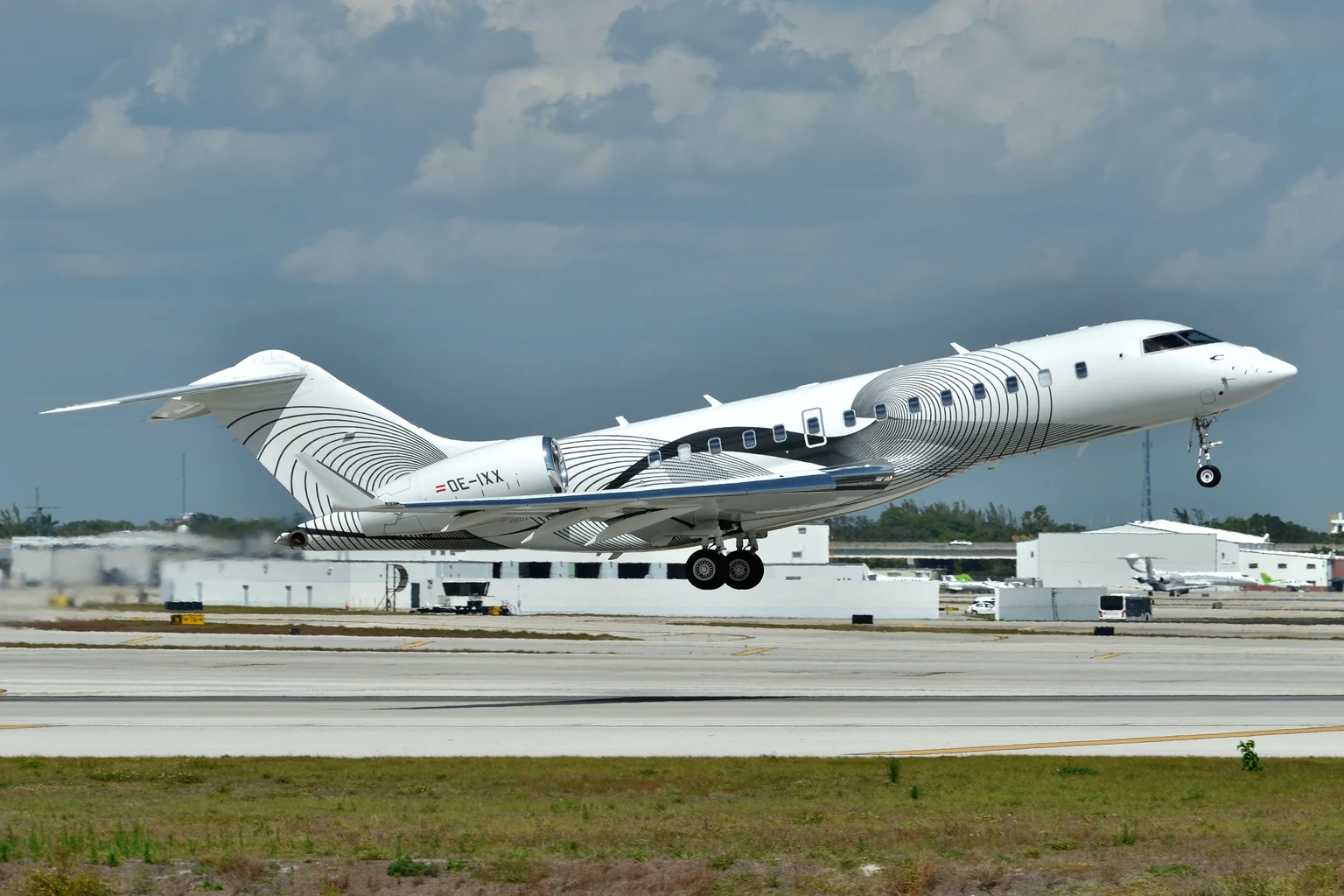 A Bombardier Global 5000 lifting off at Fort Lauderdale-Hollywood